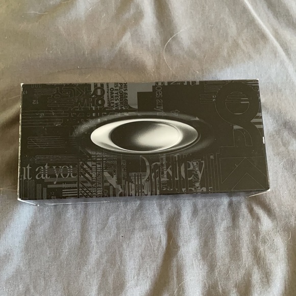 NWT Oakley Enduro - Picture 3 of 3